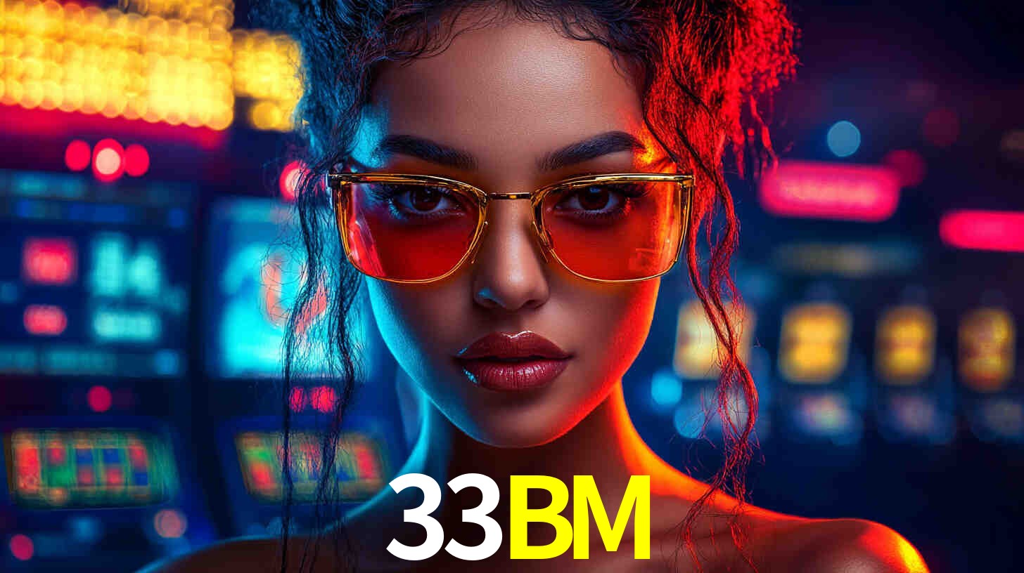 Una escena digital vívida inspirada en casino con 33BM mostrado prominentemente, luces brillantes, fichas, cartas y acentos dorados.